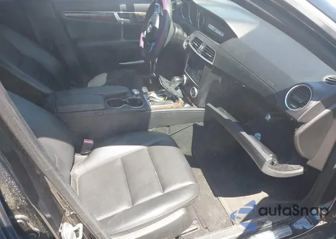 2012 Mercedes-Benz C 300 Sport 4Matic z USA, uszkodzony, nr VIN WDDGF8BB1CR204256